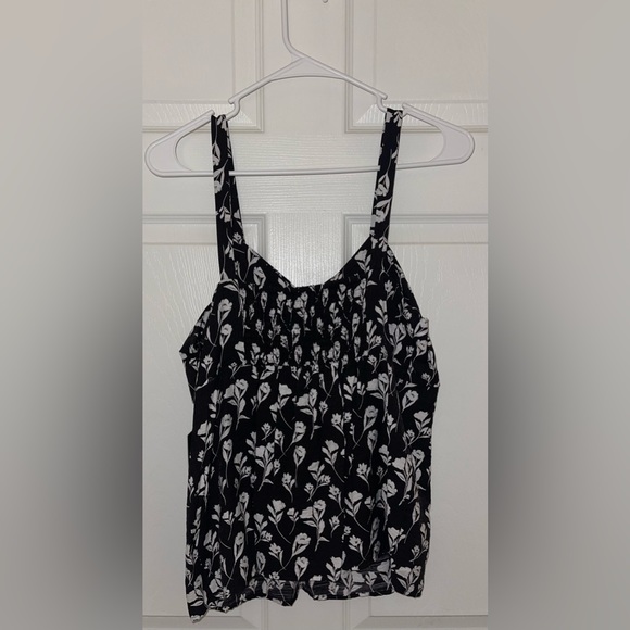 Simply Vera Vera Wang Twist-Front Tank- black with white flowers- size small - Picture 6 of 8